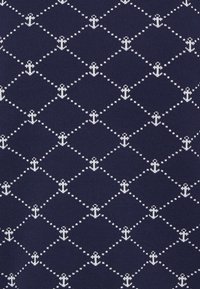 Tecido azul-marinho com um padrão de diamante, apresentando âncoras brancas e linhas pontilhadas. A textura é suave, criando um tema náutico.