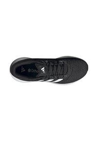 Chaussure de sport noire avec une tige en mesh, dotée de bandes d'accentuation blanches, d'une semelle rembourrée et d'un système de laçage. Texture lisse.
