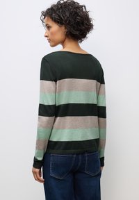 Gestreifter Pullover in Dunkelgrün, Mintgrün, Beige und Schwarz. Weicher Stoff mit lockerer Passform und U-Boot-Ausschnitt.