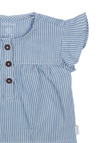 Jasnoniebieska koszula w paski z krótkimi falbanianymi rękawami, okrągłym dekoltem i trzema brązowymi zapięciami na guziki na przodzie.