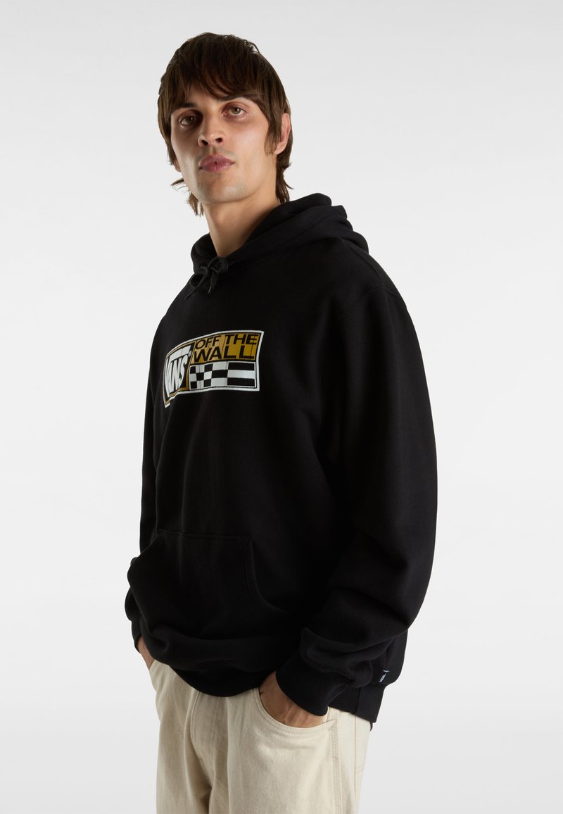 Zwarte katoenen hoodie met een voorzak in kangoeroestijl, verstelbare trekkoordcapuchon en een prominent grafisch logo met een zwart-wit geblokt accent.