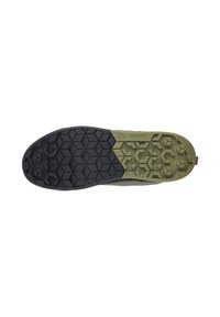 Semelle de chaussure avec un motif en nid d'abeille, présentant du caoutchouc noir à l'avant se transformant en vert olive. Le texte "VAUDE" est embossé sur le côté.