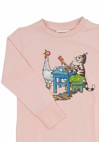 Långärmad rosa skjorta med en tecknad tryck av en katt och en kyckling vid ett bord, med ett blått bord och en stol med gröna ränder.