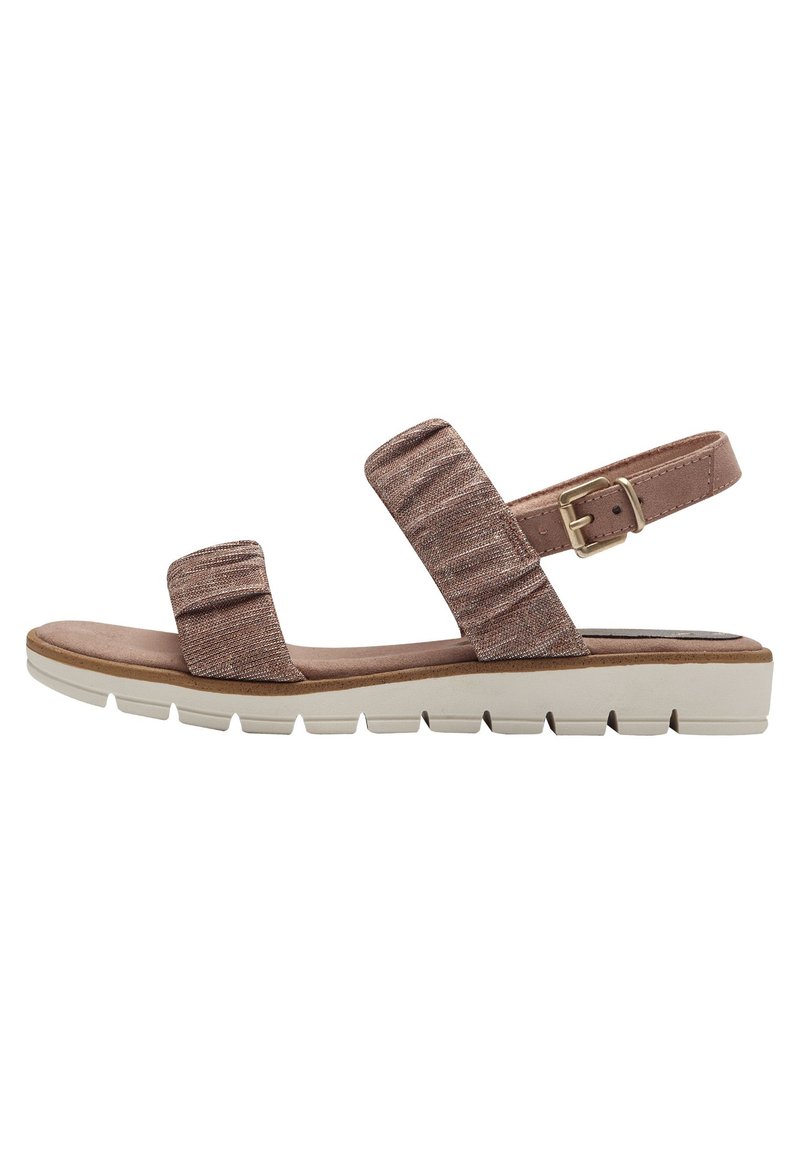 Bruine stoffen sandalen met twee brede banden, een verstelbare enkelband en een gestructureerde beige rubberen zool met diepe groeven voor grip.