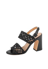 Sandal con tacco alto nero, design con fascia intrecciata, punta aperta e fibbia regolabile alla caviglia. Presenta una soletta in pelle liscia e un tacco a blocco.