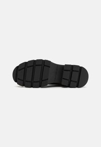 Calvin Klein Jeans CHUNKY COMBAT CHELSEA - Platåstövlar - triple black