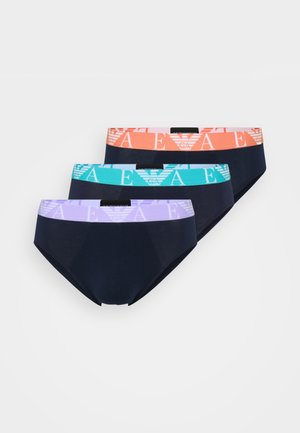 Trois paires de sous-vêtements navy avec des ceintures élastiques colorées. Couleurs : orange, teal et lavande. Chacune a un logo et une texture lisse.
