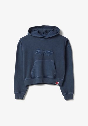 Sweat à capuche court bleu marine avec poche avant, texte brodé "Amazing", ourlet et poignets côtelés, texture douce et petite étiquette en forme de cœur rouge.