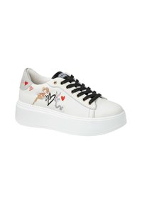 Sneaker bianco in pelle con lacci neri, suola testurizzata e grafiche colorate di personaggi e cuori sui lati.