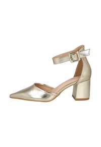 Zapato de tacón alto metálico dorado con punta afilada, correa en el tobillo y tacón cuadrado. Textura suave con un acabado brillante y diseño robusto.