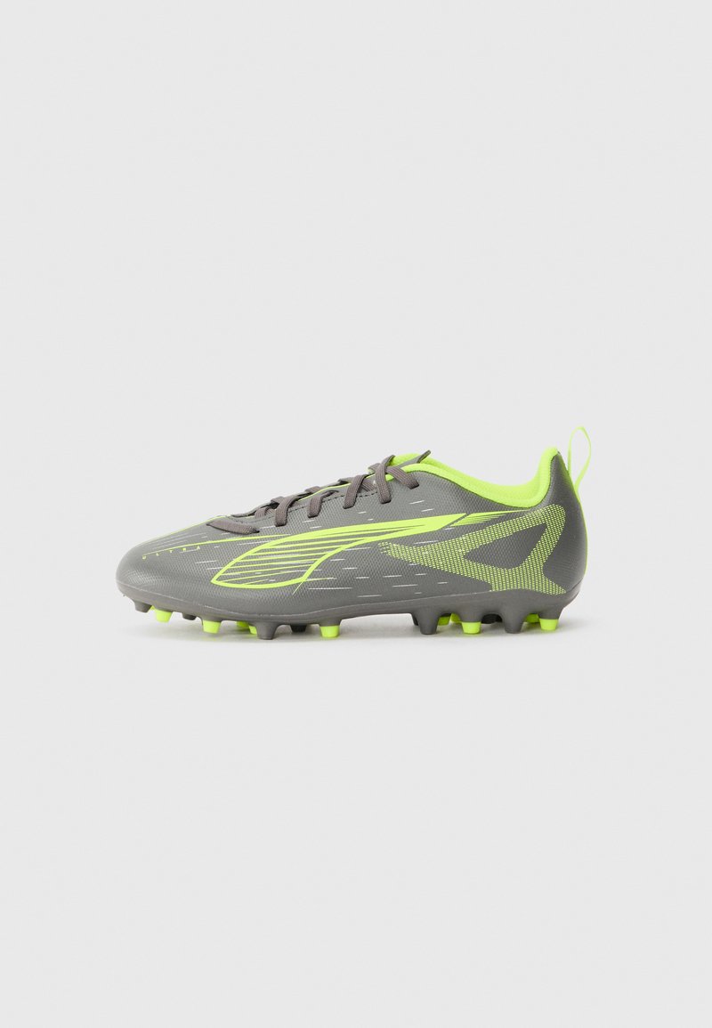 Fotballsko i grå med neongrønne detaljer. Har en glatt syntetisk overdel, lett design og formede knotter for godt feste.