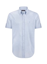Camisa de botón de manga corta azul claro, hecha de un tejido texturizado, con un dobladillo curvado, cuello y un pequeño logo bordado en el pecho.