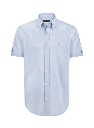 Camisa de botón de manga corta azul claro, hecha de un tejido texturizado, con un dobladillo curvado, cuello y un pequeño logo bordado en el pecho.