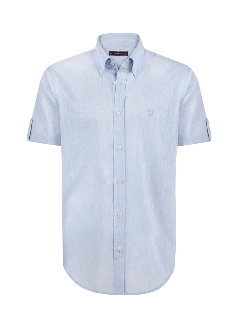 Camisa de botón de manga corta azul claro, hecha de un tejido texturizado, con un dobladillo curvado, cuello y un pequeño logo bordado en el pecho.