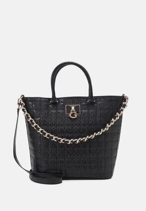 Bolso tote negro texturizado con logo en relieve, cadena de strap y dos asas. Presenta un cierre en tono dorado y una correa de hombro desmontable.