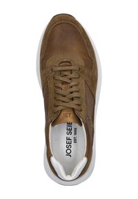 Hnědé semišové a síťované tenisky s kulatou špičkou, bílou gumovou podrážkou a šněrovacím designem. Výrazné logo na stélce a minimalistické detaily.