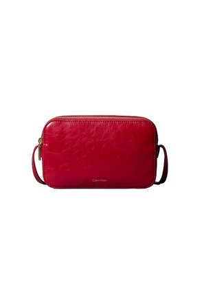 Rode rechthoekige leren crossbodytas met gouden rits en Calvin Klein-logo gecentreerd aan de voorkant.