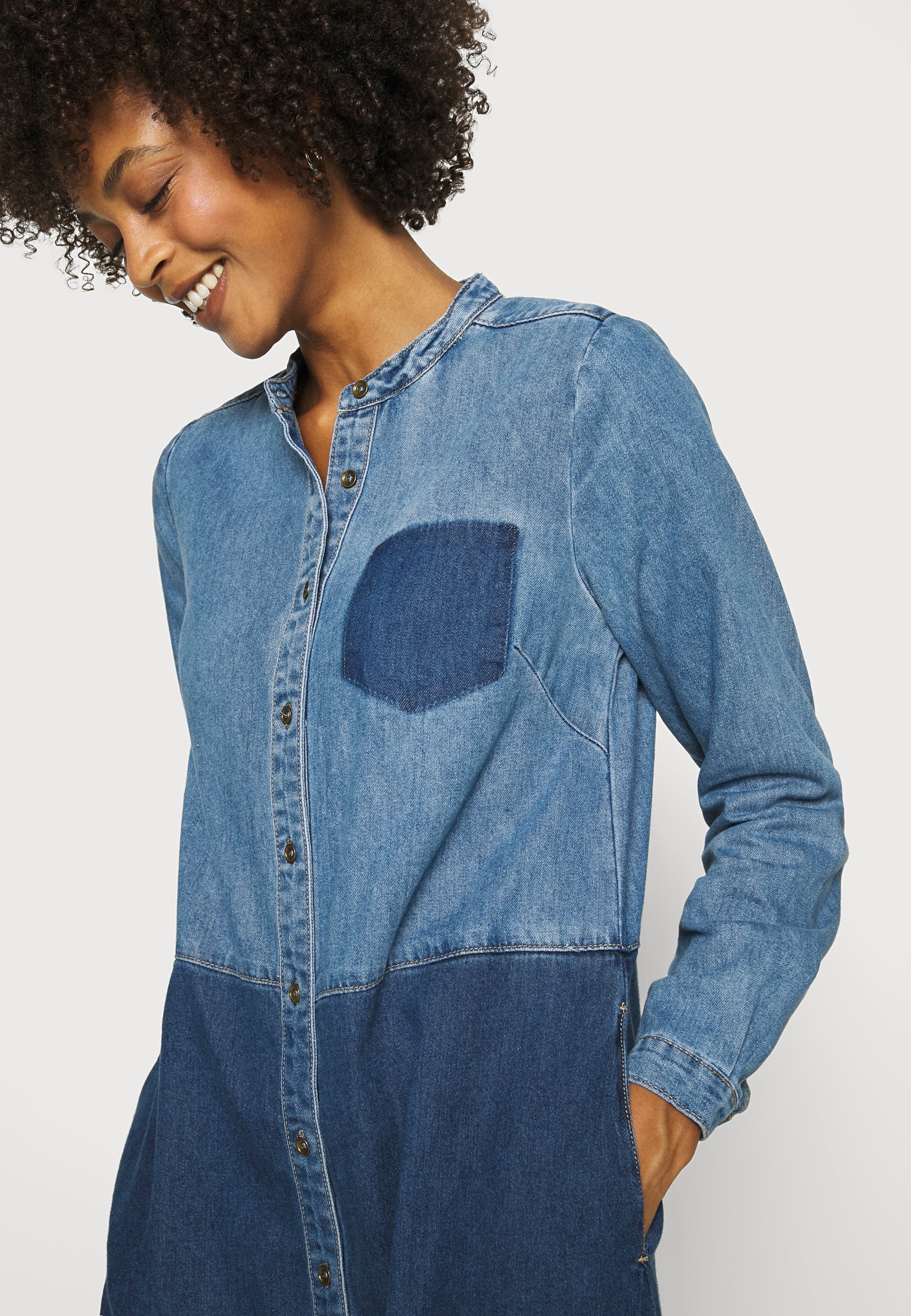 Culture CUPAOLA DRESS Jeansklänning medium blue washblå Hollister Co. Jeansjacka medium washblå denim Zalando.se