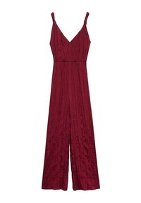 Combinaison bordeaux avec fines bretelles spaghetti, décolleté en V profond, tissu texturé et coupe à jambes larges. Motif plissé sur toute la surface.