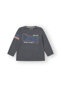 Camiseta de manga larga gris con el texto impreso "GNDH FOOTBALL COLLEGE" en azul y naranja, con rayas de colores en las mangas y costuras en contraste.