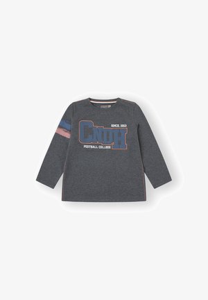 Camiseta de manga larga gris con el texto impreso "GNDH FOOTBALL COLLEGE" en azul y naranja, con rayas de colores en las mangas y costuras en contraste.