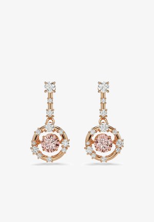 Pendientes de gota de oro rosa con una piedra central rosa, rodeada de diamantes claros y más diamantes a lo largo del tallo vertical.