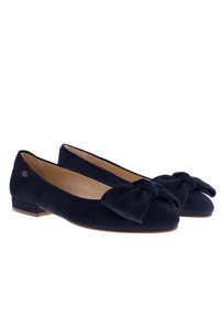 Marineblaue Wildleder Ballerinas mit einer auffälligen Schleifenverzierung an der Zehe und einem kleinen blockartigen Absatz. Glattes Lederinterieur.