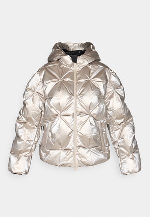 Giacca imbottita argentata con cappuccio, caratterizzata da una finitura lucida, trama trapuntata, zip frontale e due tasche laterali.