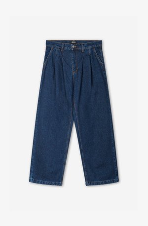 Pantalons en denim bleu foncé avec une coupe évasée, présentant des plis à la taille et un style à cinq poches standard. Tissu résistant.