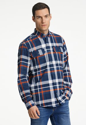 Mønstret flannel skjorte i navy, orange og hvid. Lange ærmer, knaplukning foran og to brystlommer. Blød tekstur.