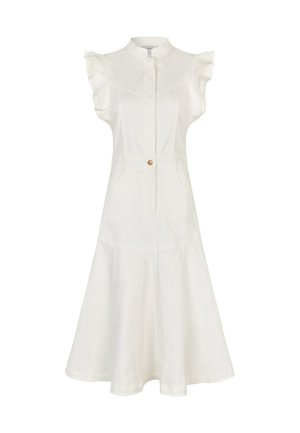 Biała sukienka midi z falbanianymi, bezrękawnymi ramionami, wysokim kołnierzem, paskiem w talii, guziczkami z przodu oraz rozkloszowanym dołem.