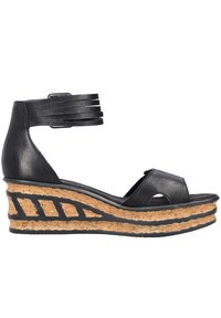 Zwarte leren wedge sandaal met een enkelbandje, kurken plateau en textuurdetails op de zool. Open teen ontwerp met diagonale uitsparingen.