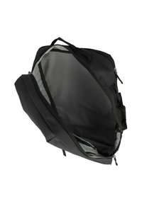 Sac à dos en tissu noir avec une ouverture zippée en haut, doublure intérieure grise, plusieurs poches et bretelles réglables pour le transport.