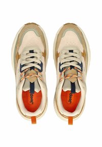 Beige und hellbraune Sneakers aus einer Mischung aus Wildleder und Mesh. Orangefarbene Akzente im Inneren und beim Logo, mit einer dicken, strukturierten Außensohle.