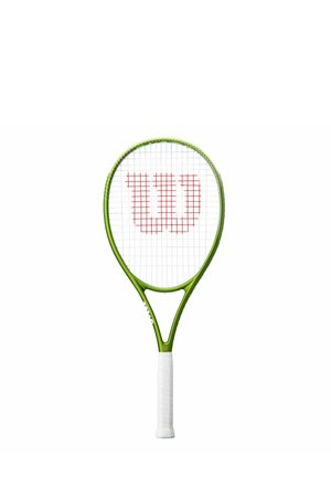 Raqueta de tenis verde con agarre blanco y logo rojo de "W" en las cuerdas, aislada sobre fondo blanco.