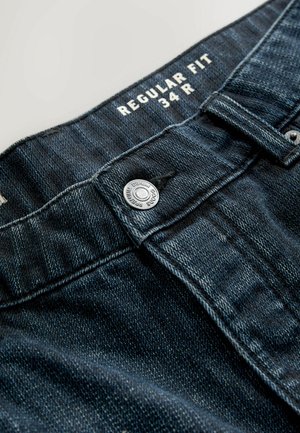 Regular-Fit-Denim-Jeans in Dunkelblau, mit einem silbernen Knopf und kontrastierenden Nähten. Der Stoff hat eine weiche Textur und einen subtilen Farbverlauf.