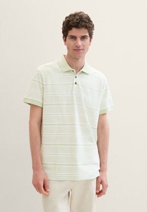 Polo vert clair avec des rayures blanches, à manches courtes, avec un col et une patte de boutonnage à trois boutons. Fabriqué en tissu doux, au toucher lisse.