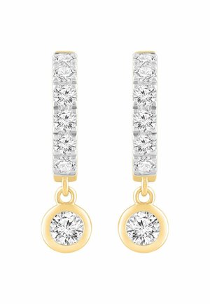 Goldene Creolen mit mehreren kleinen runden Diamanten und einem einzelnen größeren Diamantanhänger, der an jedem Creolen hängt.