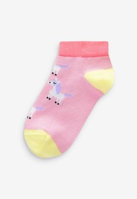 Chaussette rose pour la cheville avec un orteil jaune clair, présentant un motif de licornes répétées en violet et blanc, fabriquée à partir d'un matériau doux et extensible.