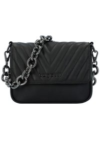 Borsa nera con motivo a chevron trapuntato, con una sezione inferiore liscia e una tracolla in catena metallica spessa. Logo impresso nella parte anteriore.