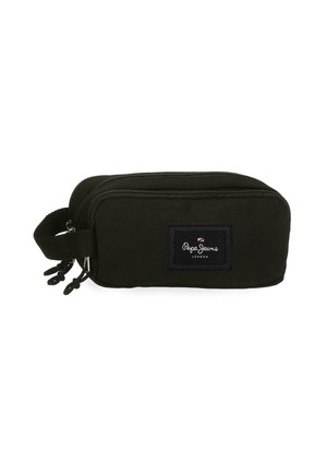 Bolsa rectangular negra con doble cremallera, asa de tela en el lateral y parche con el logo "Pepe Jeans London" en el frontal.