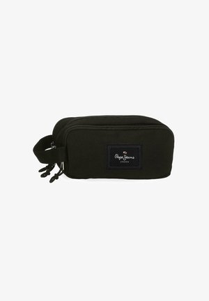 Bolsa rectangular negra con doble cremallera, asa de tela en el lateral y parche con el logo "Pepe Jeans London" en el frontal.