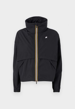 Svart, lett jakke med høy krage, frontglidelås med fargerike detaljer, og to store lommer foran. Myk tekstur,kort design.