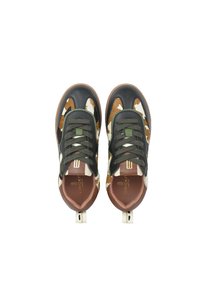 Schwarze Ledersneaker mit einem Tarnmuster in Braun, Beige und Oliv, grünen Schnürsenkeln und einer braunen Gummisohle.