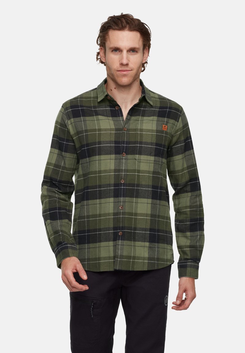 Groen en zwart geruite knoopoverhemd met een kraag, lange mouwen en een borstzak. Voorzien van bruine knopen en een logo op de borst.