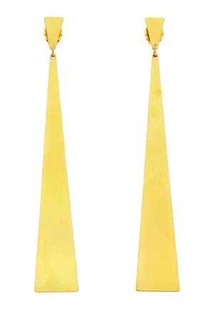 Para długich, stożkowych kolczyków z metalu w kolorze złota z trójkątnymi sztyftami u góry i gładkim, polerowanym wykończeniem.