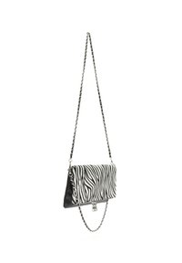 Clutch bag a strisce zebra in bianco e nero con un frontale in tessuto testurizzato e un retro in pelle liscia, dotata di una tracolla in catena argentata e accessori in metallo.
