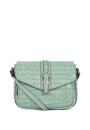 Sac bandoulière vert clair à texture crocodile, rabat avant avec détail boucle et bandoulière réglable.
