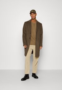 Isaac Dewhirst PEAK - Casaco clássico - new taupe