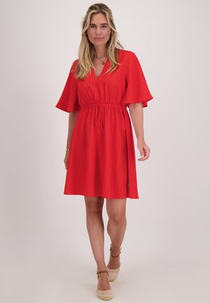 Rode jurk met V-hals, taille accentuering en korte klokmouwen; gemaakt van textuurstof, valt boven de knie, met een zijlabel.
